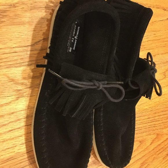 Women's 9.5 Minnetonka Black Leather Fringed Accent Pull-on Moccasins Shoes - Picture 2 of 4